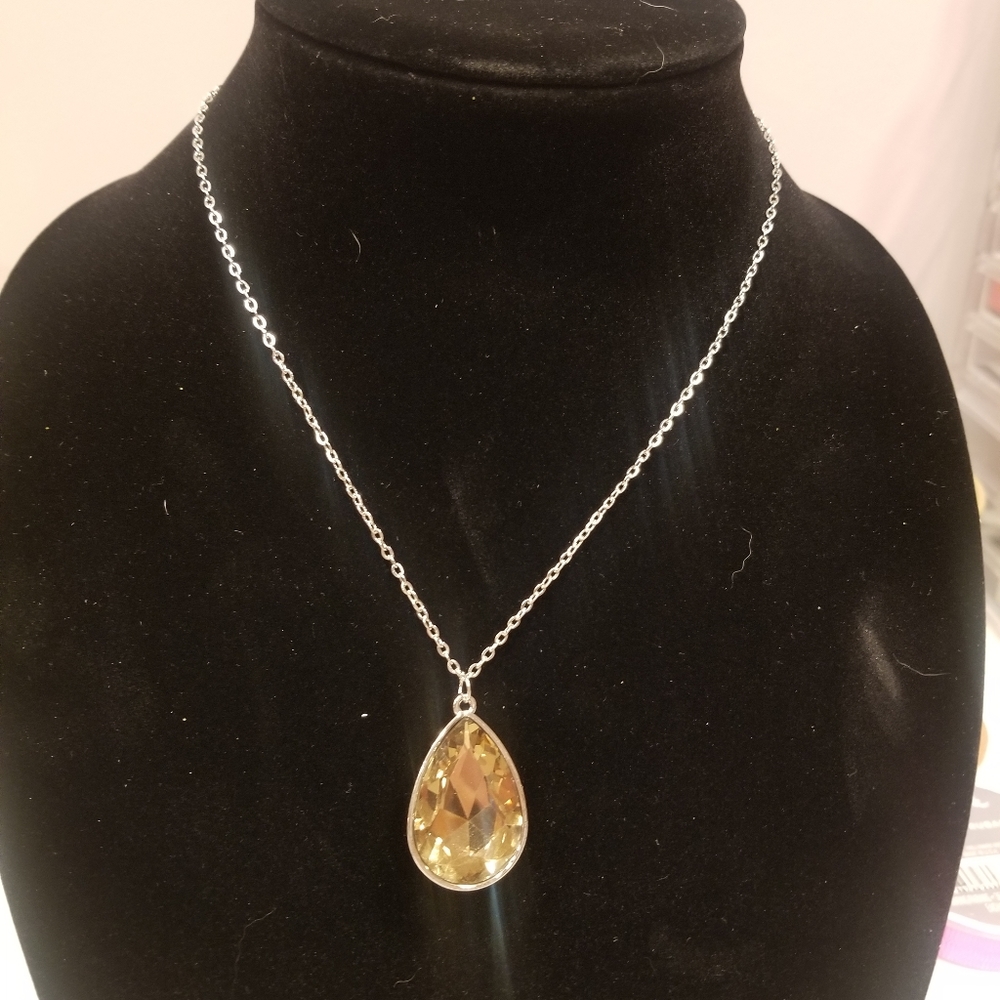 7/$10 item - necklace